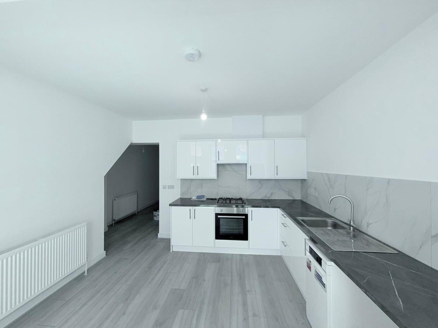 2 bedroom Flat in St. Andrew's Road, E17 Area